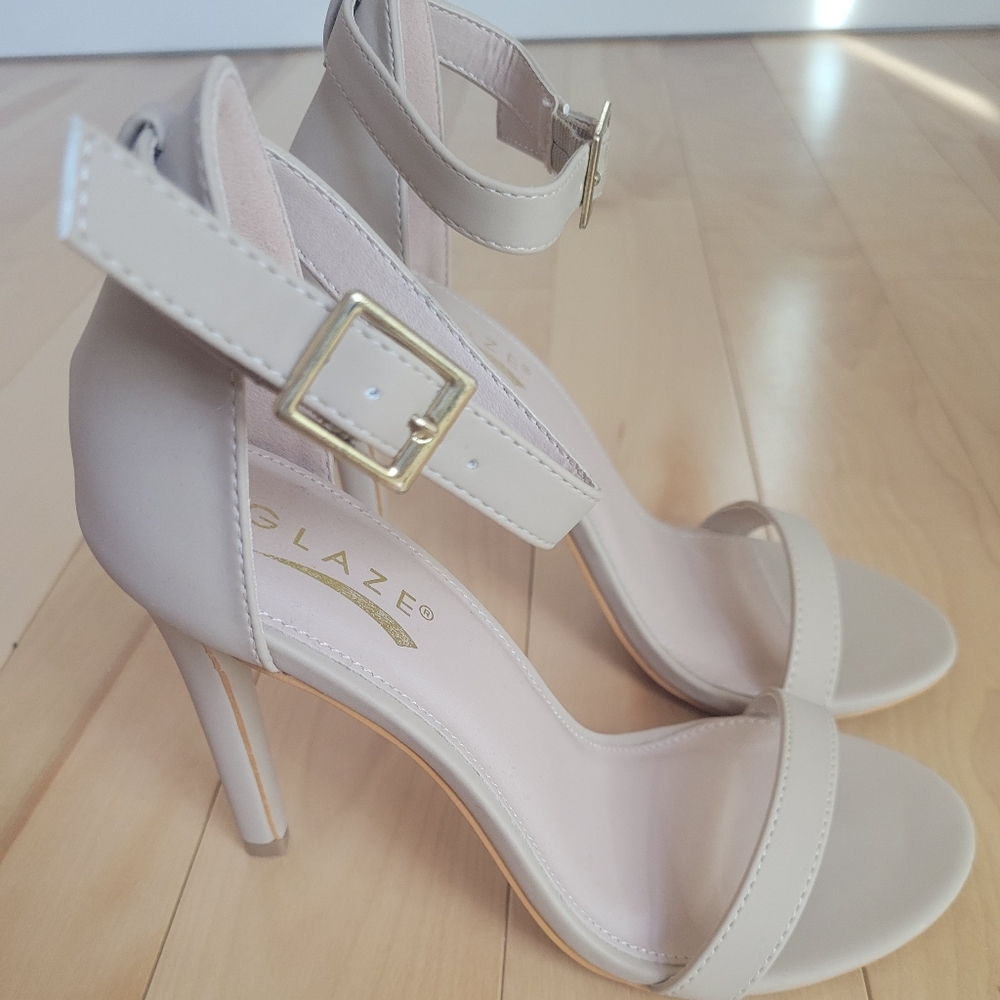 Size 6.Nude heels .